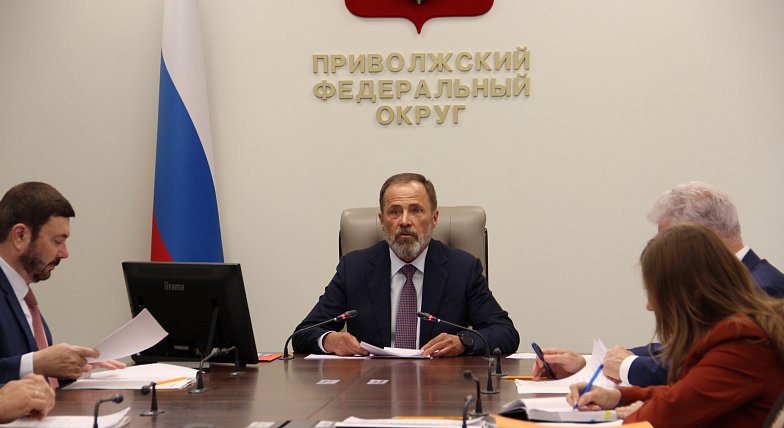 Игорь Комаров провел совещание с главами регионов округа