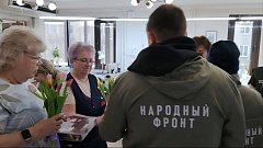 Саратовские активисты поздравили женщин-волонтёров и семьи героев с наступающим 8 Марта 